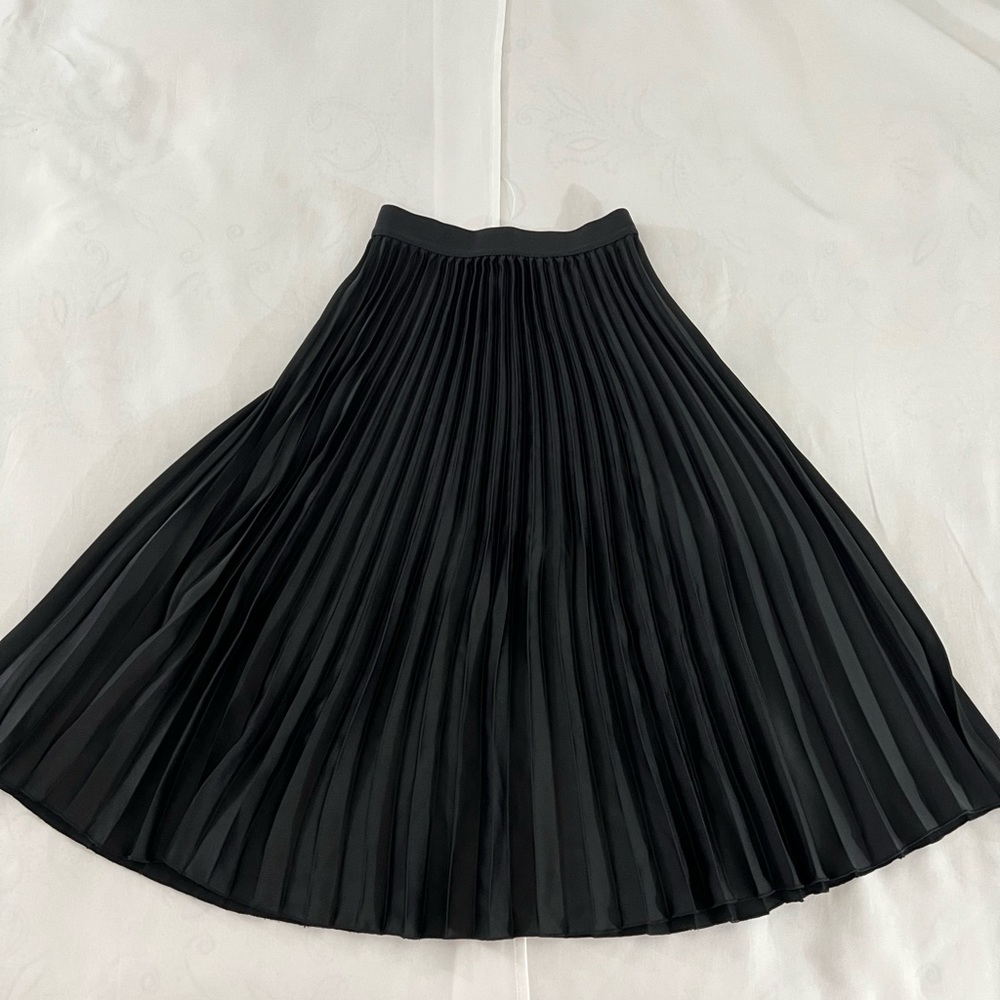 H&M Black Pleated midi Skirt